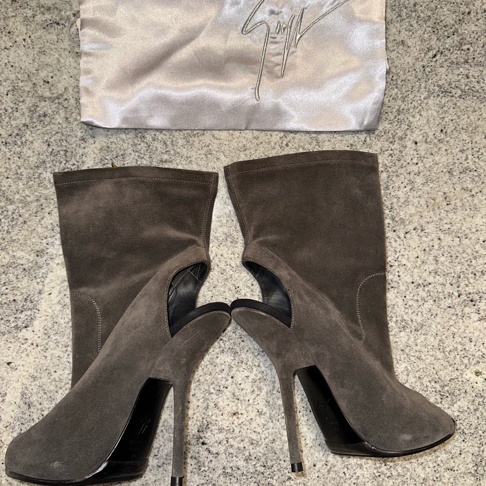 Giuseppe Zanotti Alien Gray Suede Peep-Toe  Booties with Gold Zipper size 41 - Picture 3 of 13